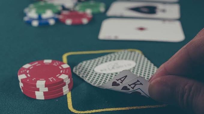 Why Card Game Decisions Change With Every New Round